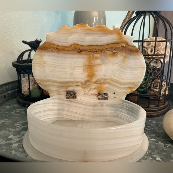 Vintage Onyx Seashell Keepsake Box - Picture 9 of 9